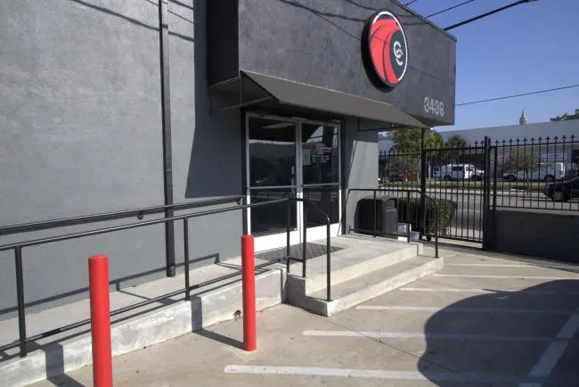 Exterior of Crash Champions Atwater Village shop